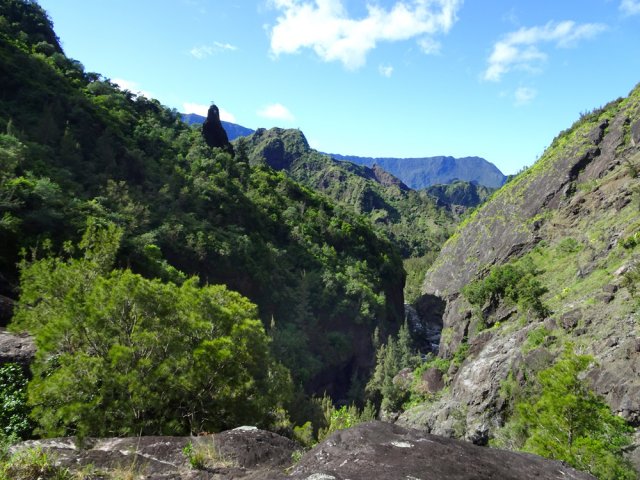 Vue sur le Dimitile et le lit du Bras Rouge depuis le haut de la chute