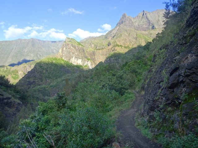 Nombreux panoramas tout au long de la descente longeant le Bras des Etangs