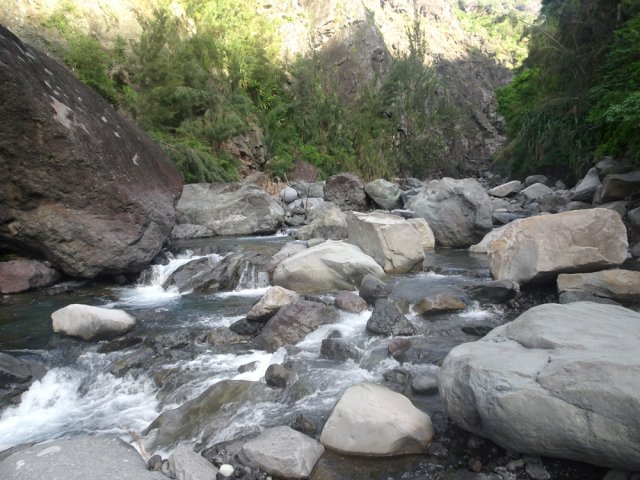 Début de la remontée du Bras Rouge entre les blocs