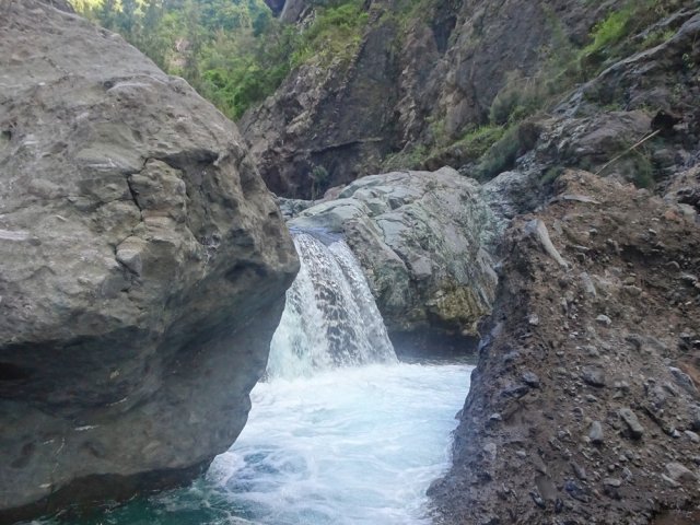 Multiples bassins et cascades égayent la montée