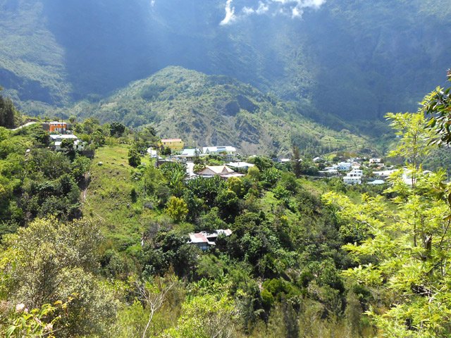 Vue sur le Piton Gros Galet en début de montée