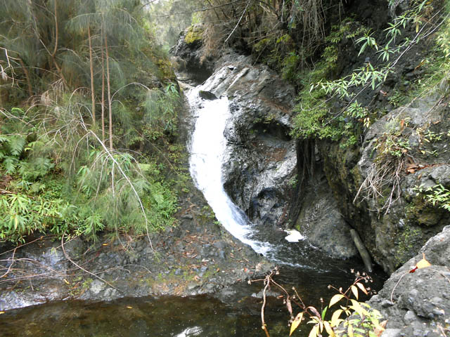 Une petite chute, mi-cascade, mi-toboggan qui alimente le bassin de la photo suivante