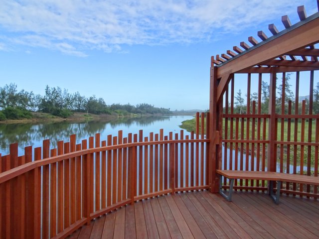 Vue imprenable depuis ce nouvel ouvrage en bois rouge de bonne qualité