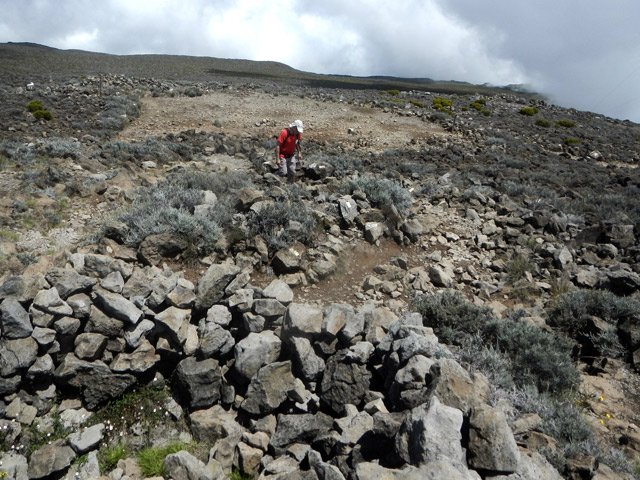 Les cailloux du sommet du Grand Bénare sont employés à la fabrication d'abris sommaires