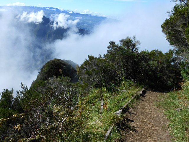 Le sentier longe souvent le rempart pour des vues sur Cilaos s'il n'y a pas de brouillard