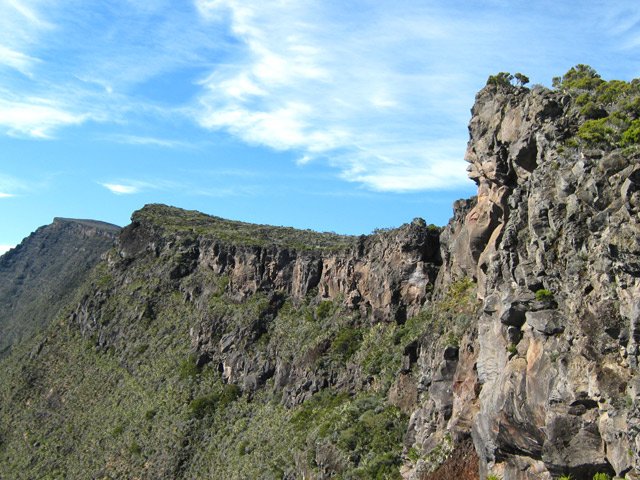 Une idée du bord du rempart, déchiqueté et fragile