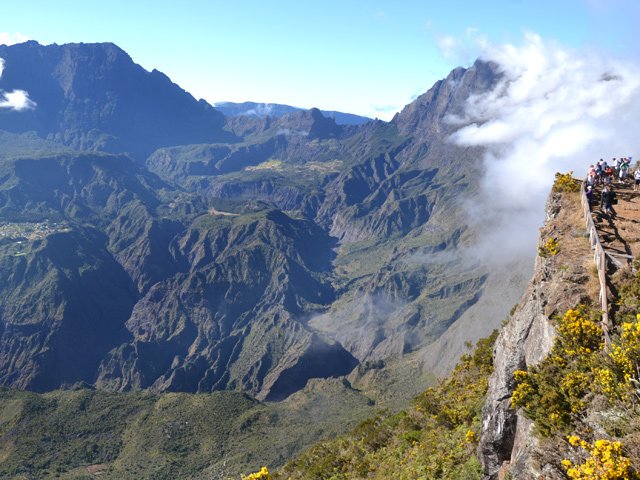 Profiter d'un dernier coup d’œil sur Mafate avant de rejoindre la route
