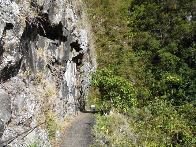 Sentier bétonné et câbles pour un passage un peu vertigineux