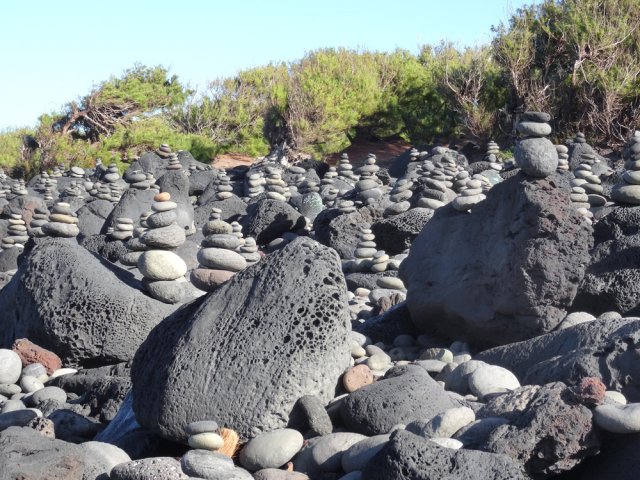 Chacun profite de son passage pour rajouter un cairn sur le Vortex Energétique