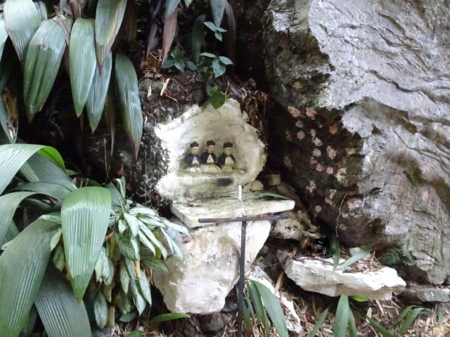 Autel original proche de la source sous les bambous