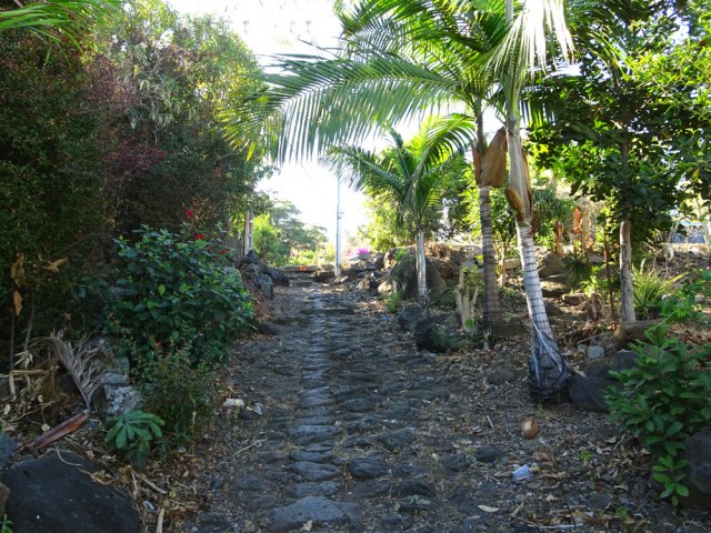 Le petit raccourci pavé du Chemin des Ronces
