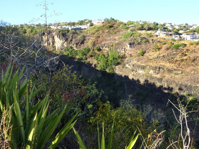La piste longe la vallée de la Ravine Divon