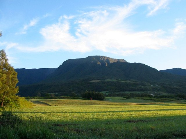 Le matin, au soleil levant, le Morne Langevin est magnifique