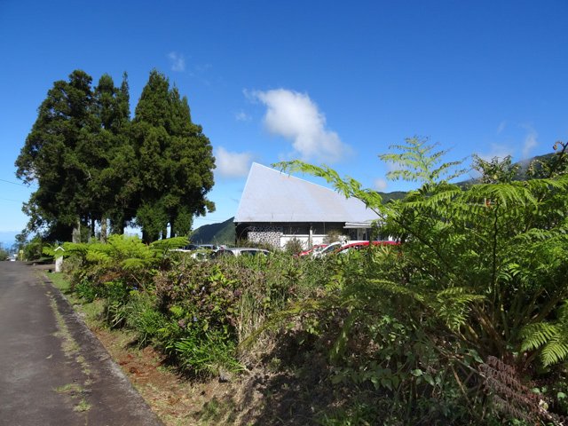 Le parking est situé très près de la petite église de Grand Coude