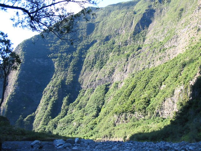 La falaise infranchissable en direction des Hautes de Grand Coude