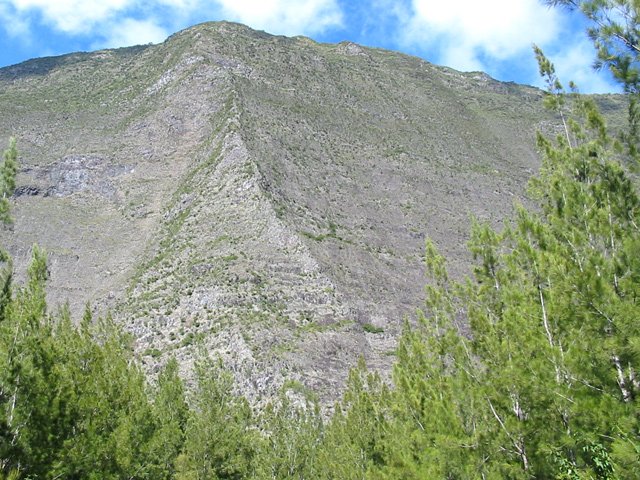 L'impressionnante muraille séparant de Camp Mussard 1100 m au-dessus