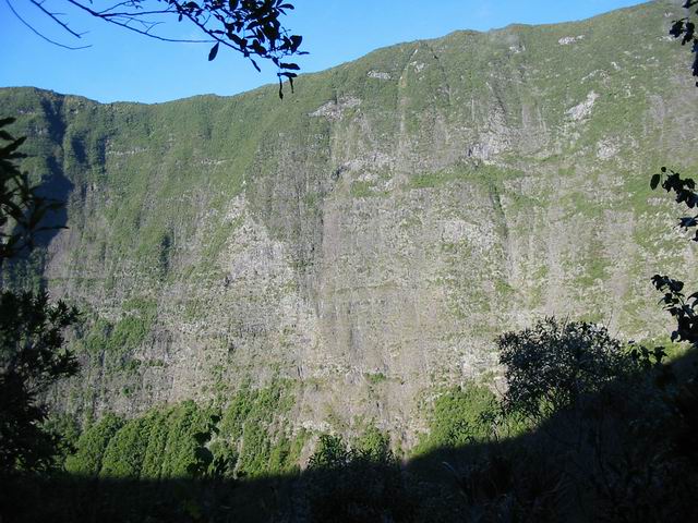 Les vertigineux remparts vers le Piton de La Mare