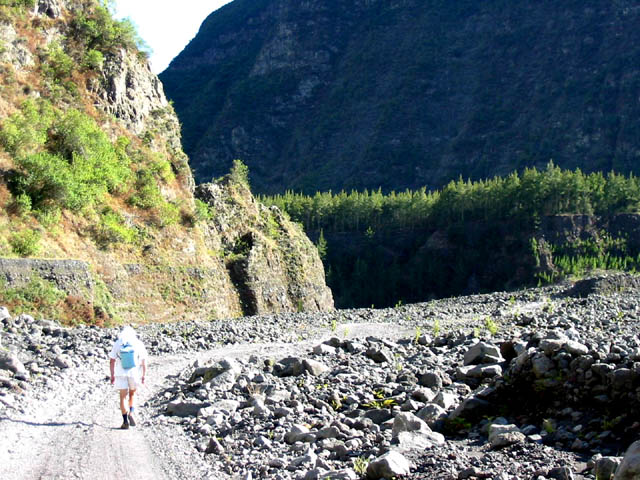 La piste caillouteuse vers Mahavel