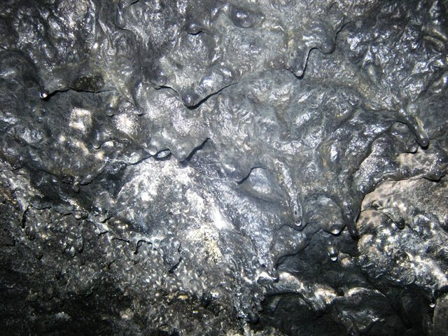Les stalactites de lave au plafond