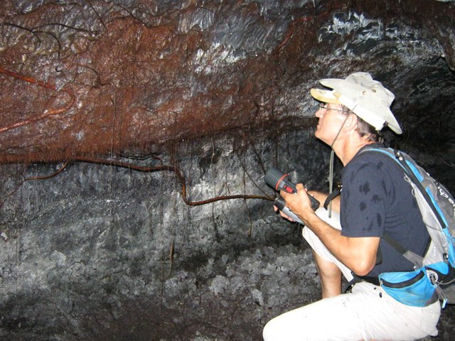A la place de deux chapeaux, prévoir un casque à vélo, léger et pratique