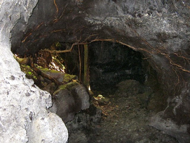 Le plus important effondrement à une trentaine de mètres de la route