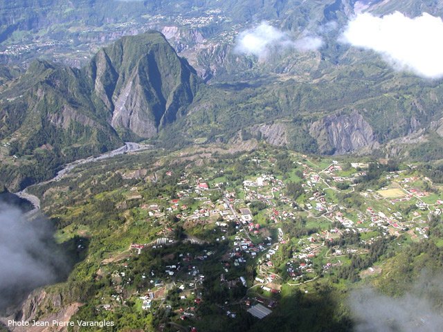 Dernier coup d’œil à Salazie avant de poursuivre vers la Roche Ecrite