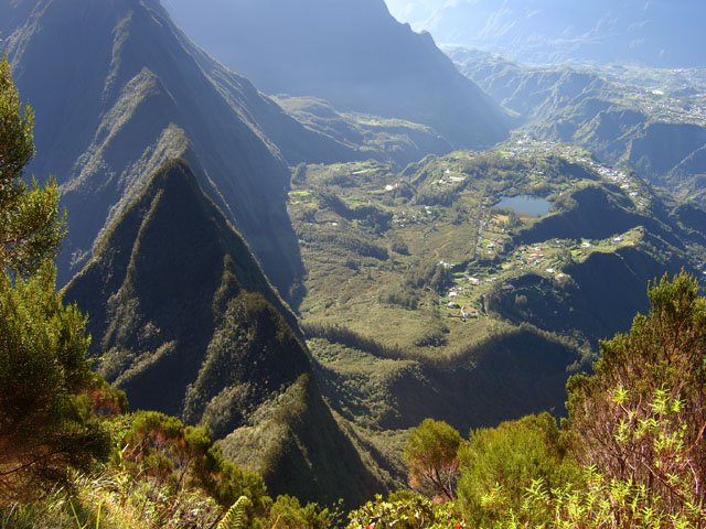 Toujours la Mare à Martin et le Piton Bénoune en arrivant presque au rempart