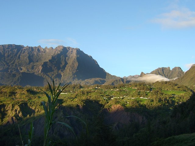 Le village apparait avec le lever du soleil