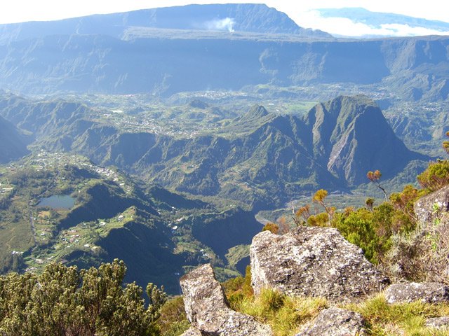 On domine tout le cirque de Salazie depuis le bord du rempart