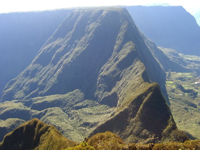 Le Piton Bénoune et de la Plaine des Fougères dominent la Rivière des Pluies