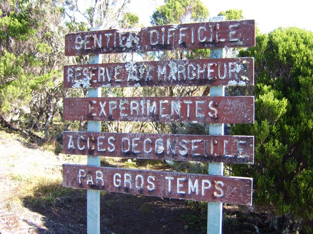 Toutes les pancartes de l'île sont petit à petit remplacés par les poteaux de l'ONF