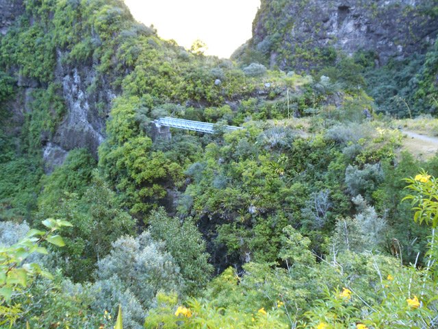 On approche de la passerelle, rénovée récemment