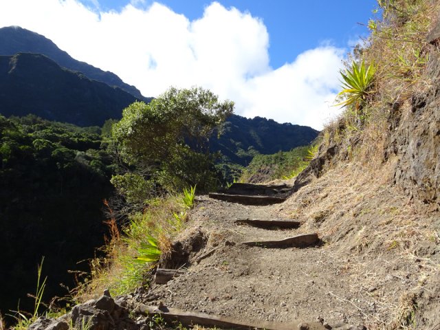 La descente vers la Grande Ravine sur sentier poussiéreux et glissant