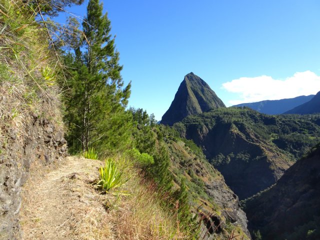 Points de vue sur le Piton Cabris depuis le sentier