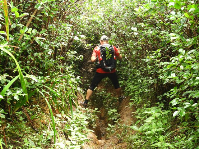 Certains passages creusés dans la terre rouge sont assez délicats