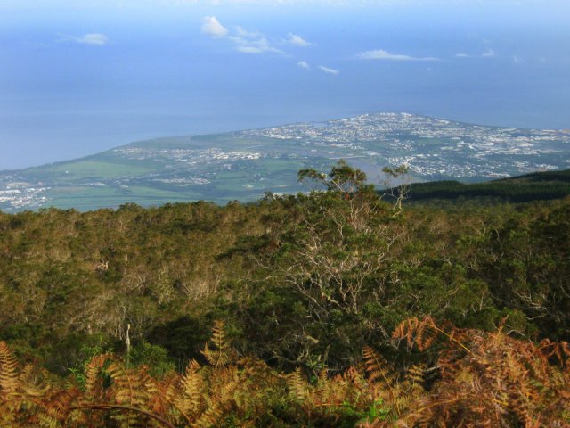 Vastes panoramas sur la côte et la ville du Port