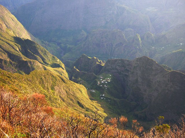 Le Piton Bérone et l'îlet des Orangers encore à l'ombre pour 15 minutes