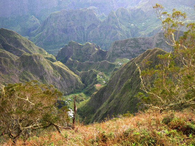 Arrivé au Piton des Orangers, le soleil est levé sur les trois îlets des Orangers