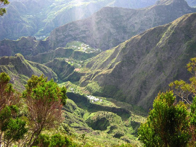 Plus loin, on remarque bien leur implantation sur de minuscules plateaux