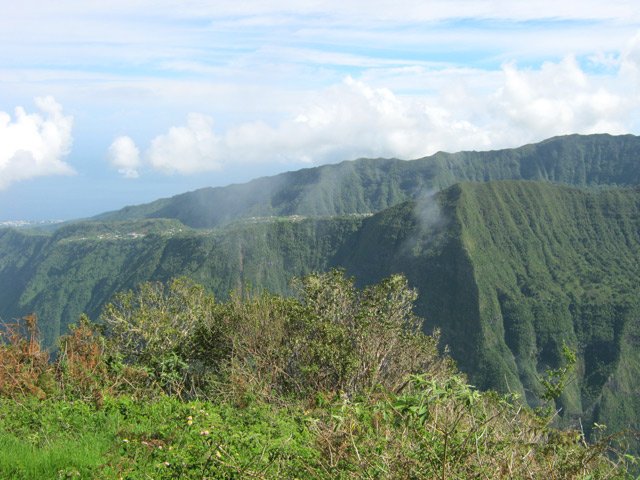 On s'approche de l'Îlet Alcide quand on voit Dos d'Ane en face