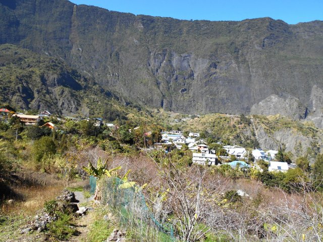 Belles vues sur le rempart et le Piton Gros Galet depuis le sentier des Gaulettes