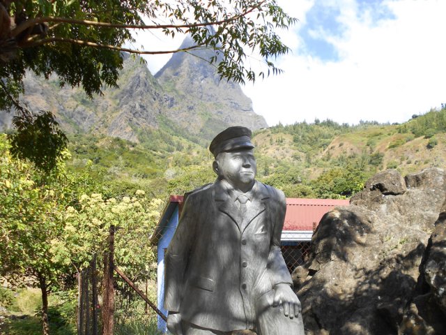 Court détour pour rendre hommage au facteur de Mafate