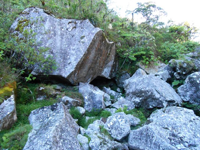Les gros rochers à la fin du sentier