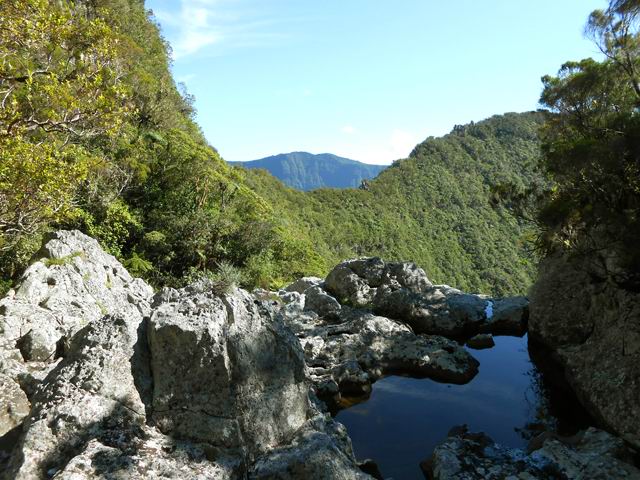 Les tous derniers mètres avant la chute. Derrière l'Eperon, le Piton Bé Massoune