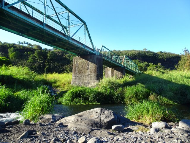 On rejoint la rivière sous le pont