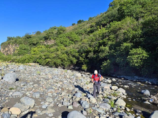 Après une traversée de 300 m de galets, on parvient au lit de la rivière