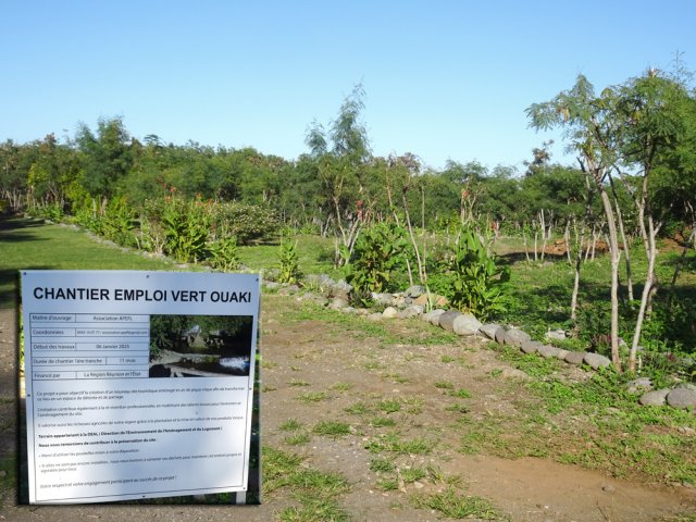 Le jardin, près de l'entrée officielle en bordure de route du Ouaki