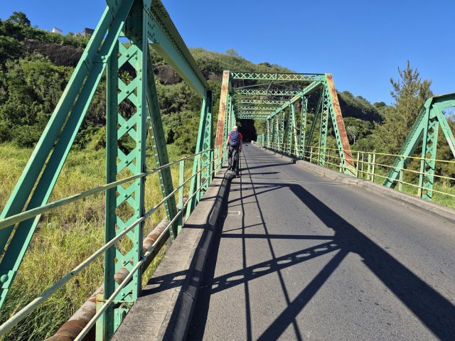 Franchissement du pont métallique en direction du Sentier La Corde