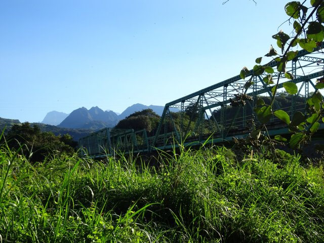Se rapprocher du pied du pont du Ouaki