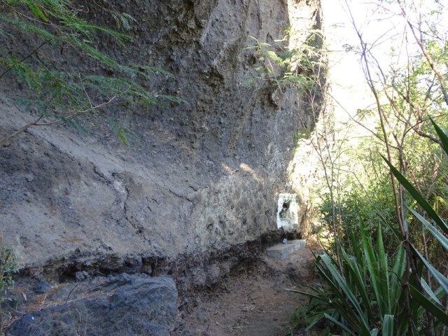 La petite grotte dans la falaise